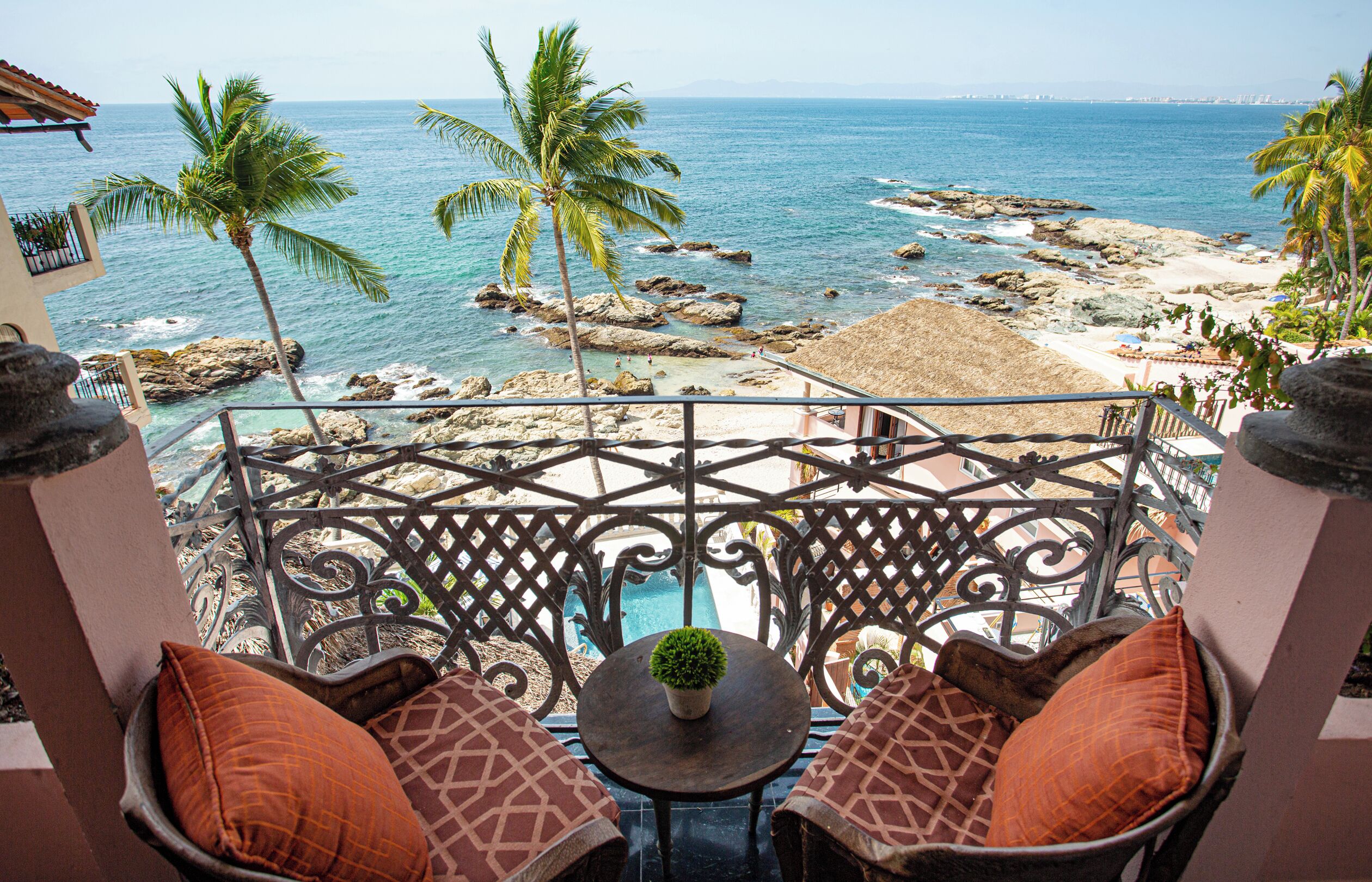 Larger Deluxe Suite, Ocean View with Bathtub | Vistas al mar