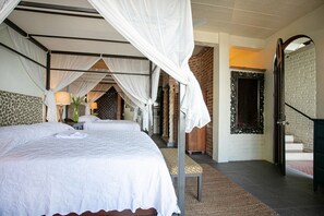 Habitación doble, frente al mar | Ropa de cama de alta calidad, caja fuerte, decoración individual