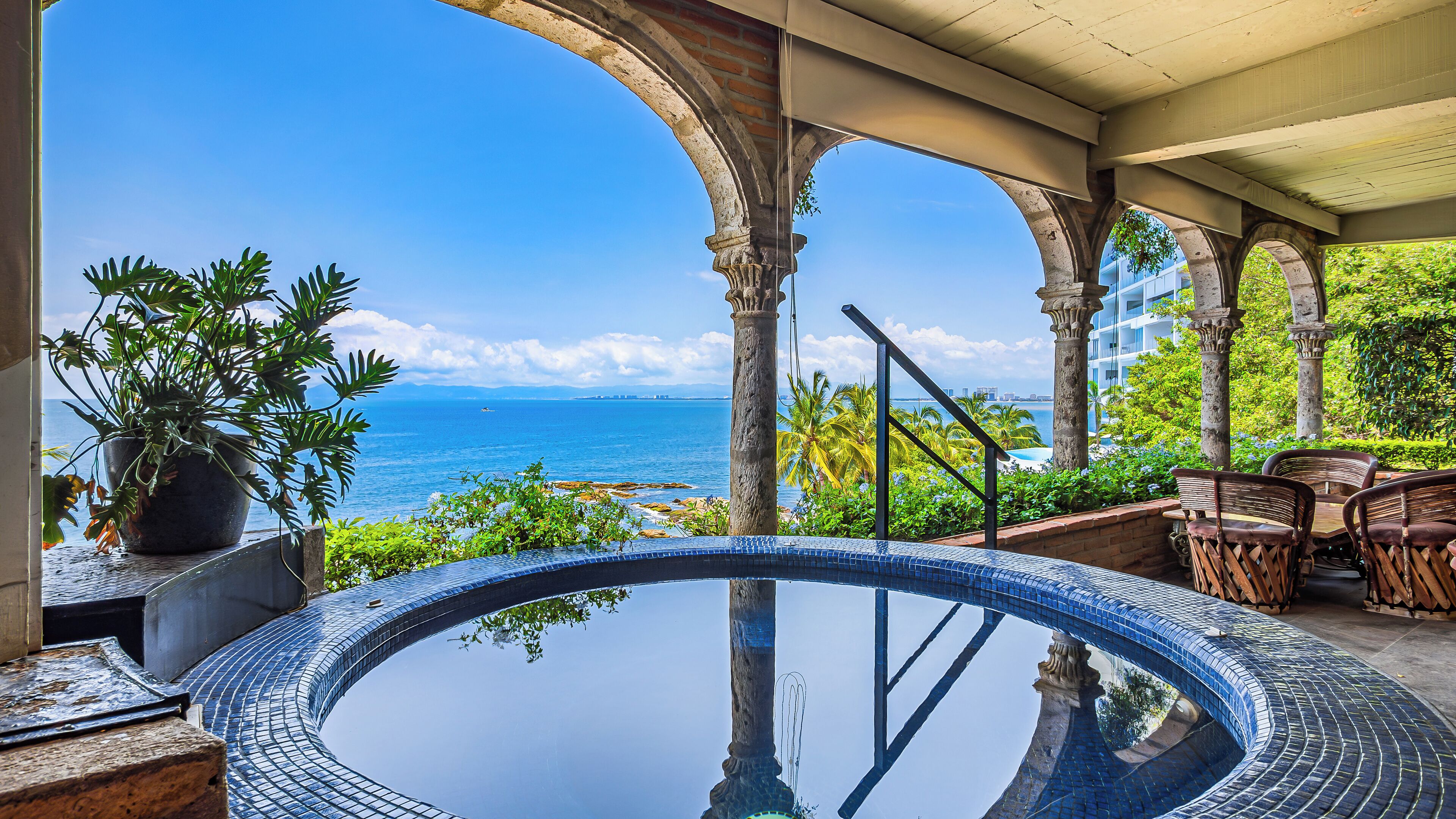 Villa Deluxe, 3 habitaciones, vista al océano (Vida Alta) | Área de sala de estar | Televisión LED de 50 pulgadas con canales por cable 