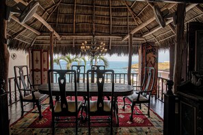 Desayuno a la carta todos los días (con cargo) 