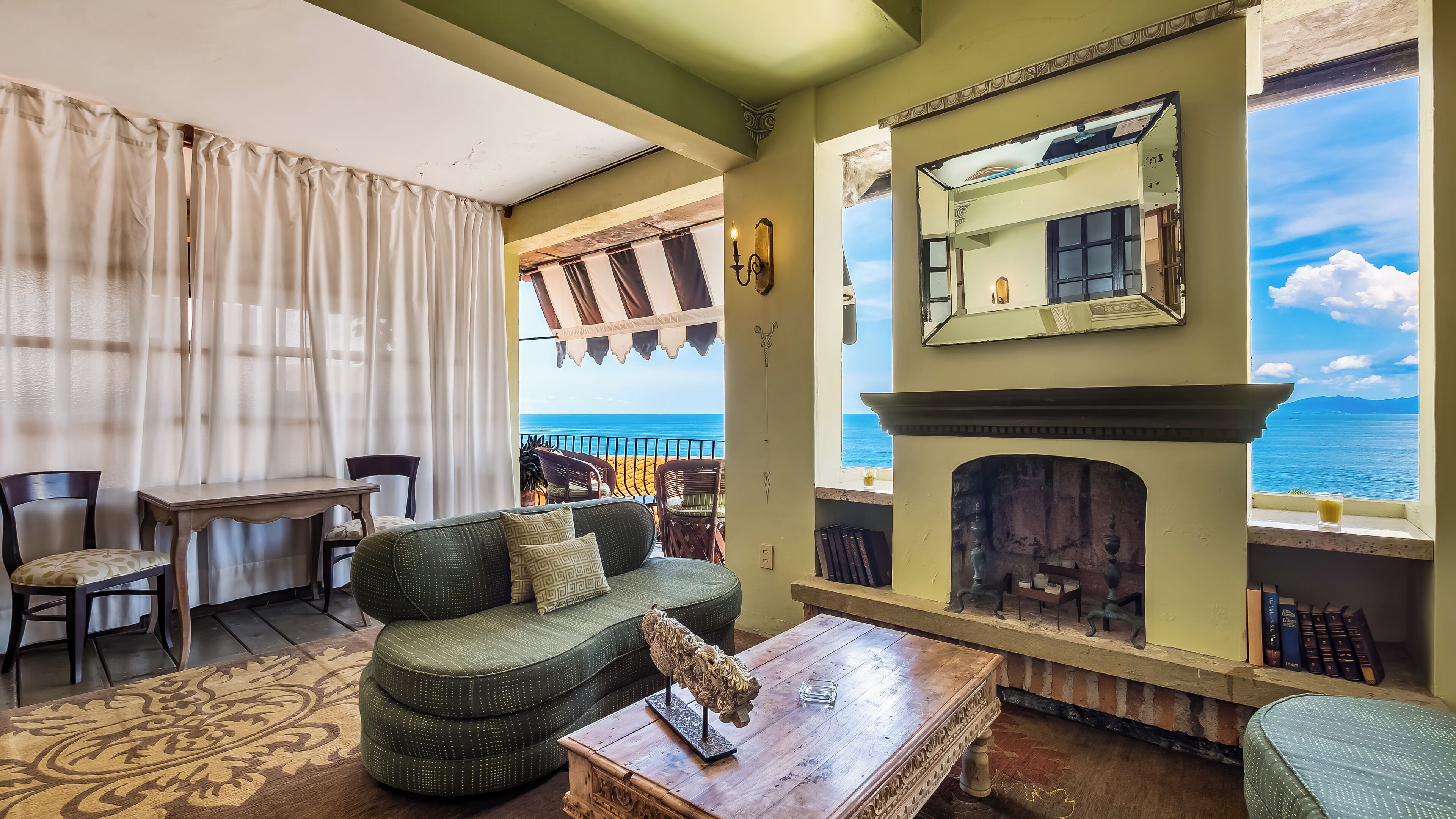 Suite Deluxe, 2 habitaciones, vista al océano, frente al mar (Maximiliano) | Área de sala de estar | Televisión LED de 50 pulgadas con canales por cable 