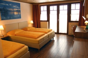 三人房, 阳台 | 办公桌、遮光窗帘、免费 WiFi、床单