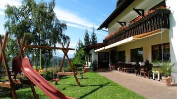 Children’s play area – outdoor