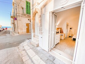 Superior Double Room | Free minibar, in-room safe, individually decorated - Bed and Breakfast Karen House (Polignano a Mare)