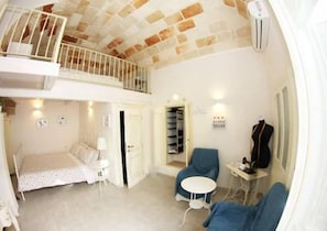 Suite, terrassa | Minibar gratuït, caixa forta a l'habitació i decoració individual