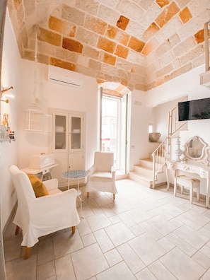 Suite, terrasse | Articles gratuits dans le mini-bar, coffres-forts dans les chambres