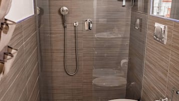 Suíte, terraço | Banheiro | Chuveiro, produtos de toalete grátis, secador de cabelo, bidê