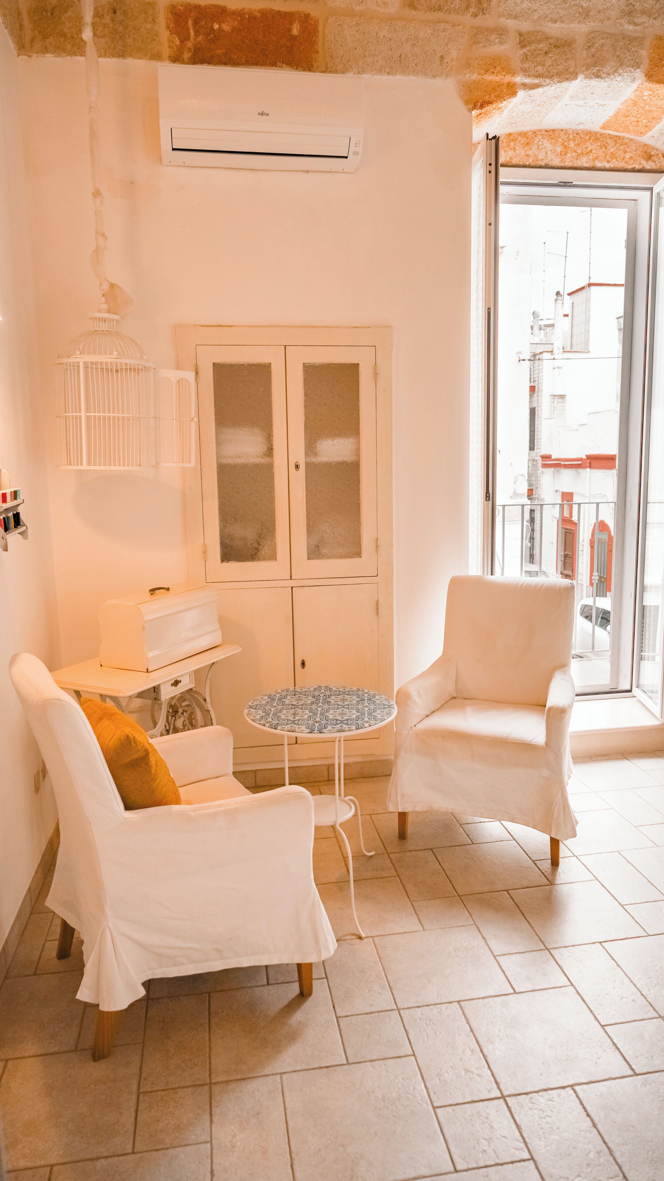 Suíte, terraço | Frigobar (abastecido com itens grátis), cofres nos quartos