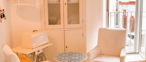 Suite, terrazzo | Minibar con snack e bevande gratuite, una cassaforte in camera