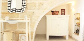 Superior Double Room | Bathroom | Shower, free toiletries, hair dryer, bidet