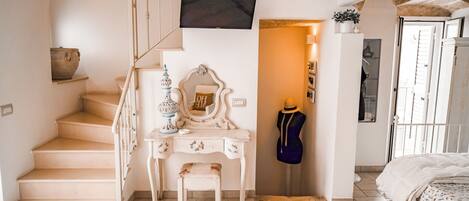 套房, 露台 | 迷你吧(备有免费物品)、客房内保险箱、特色装修、特色家居