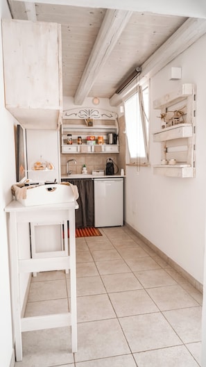 Suite, terraza | Cocina privada | Frigorífico y hervidor eléctrico