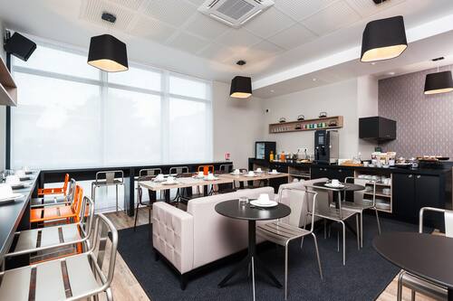 Petit déjeuner buffet servi tous les jours en supplément