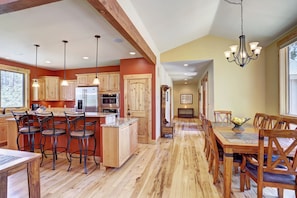 Apartment, 5 Bedrooms | Dining