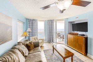 Living area - EQC Hotel 662 (Chicago)