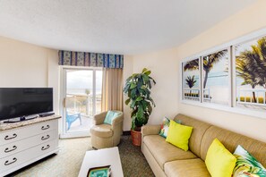 Suite, 1 Bedroom, Hot Tub, Beach View (Bay Watch 0241) | Living area - EQC Hotel 662 (Chicago)