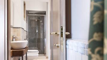 Dusche, kostenlose Toilettenartikel, Haartrockner, Bademäntel