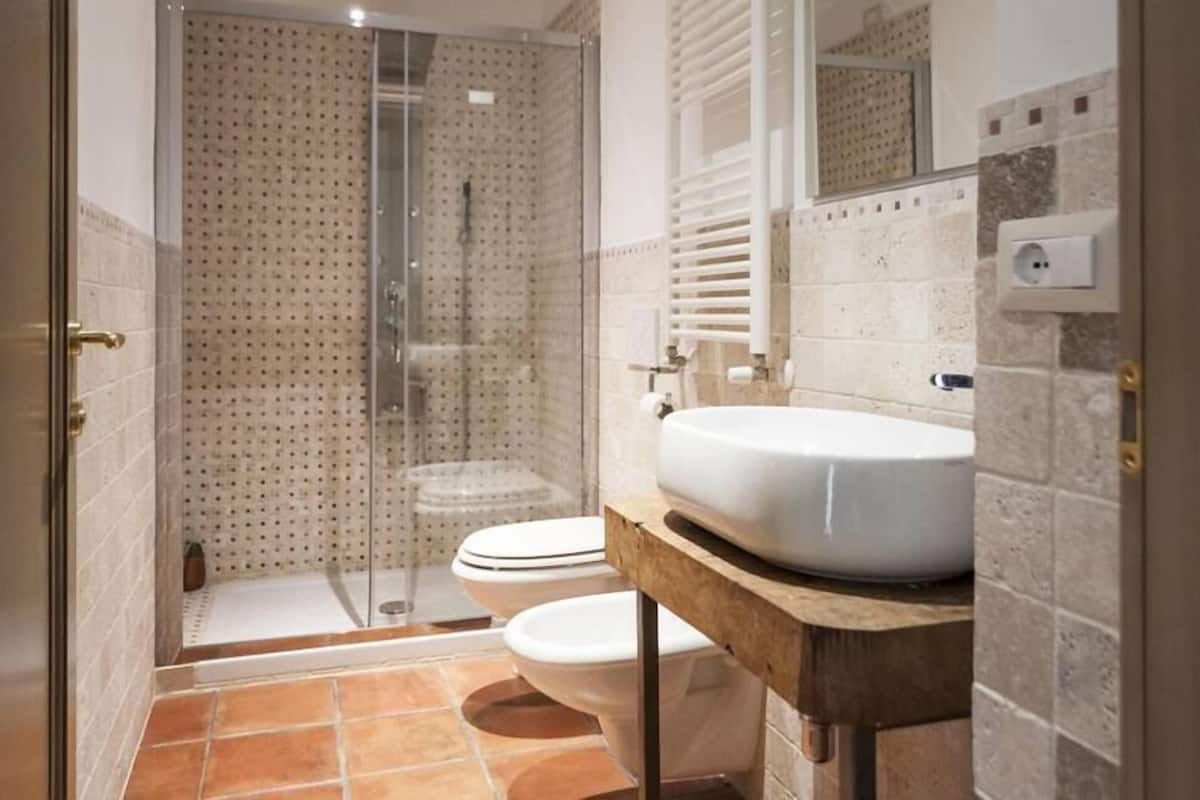 Triple Room | Minibar, desk, blackout curtains, soundproofing