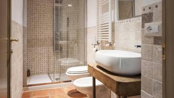 Dreibettzimmer | Minibar, Schreibtisch, Verdunkelungsvorhänge, schallisolierte Zimmer