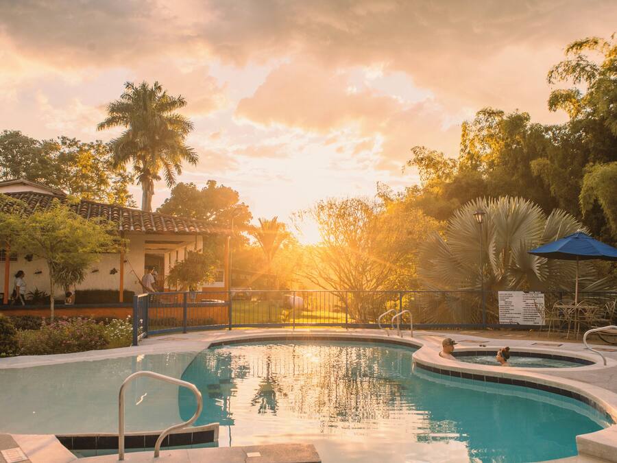Piscina externa, funciona das 10h às 22h30, guarda-sóis