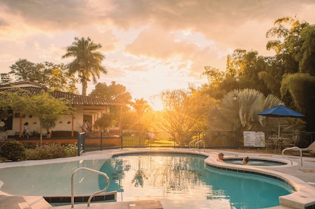 Una piscina al aire libre, sombrillas