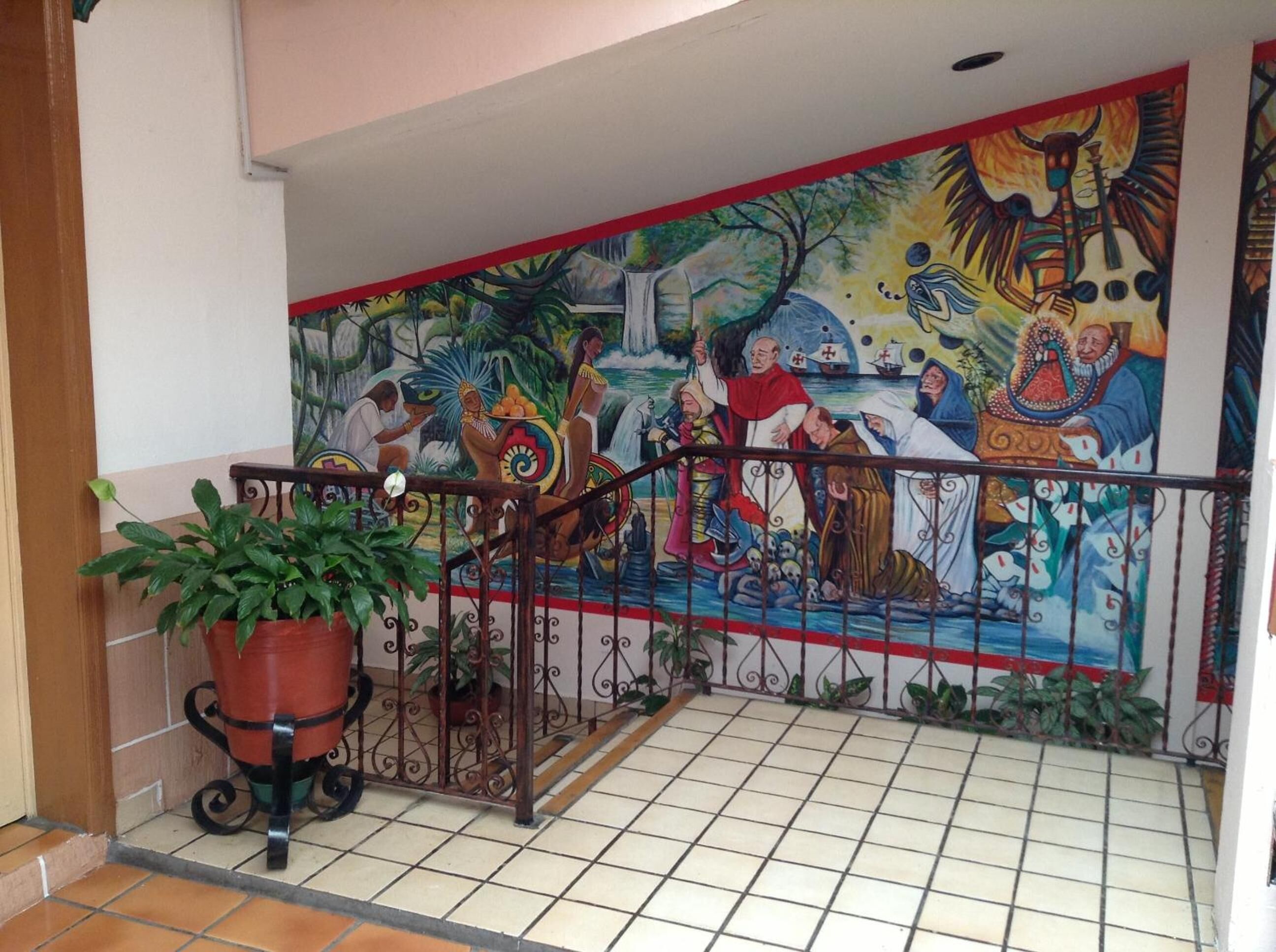 Una escalera con un mural que representa una escena histórica.