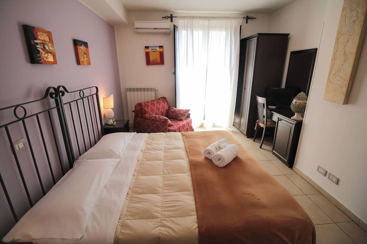 Family Room | Individually decorated, desk, laptop workspace, free WiFi