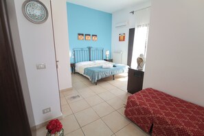 Habitación Confort | Decoración personalizada, escritorio y espacio para trabajar con laptop 