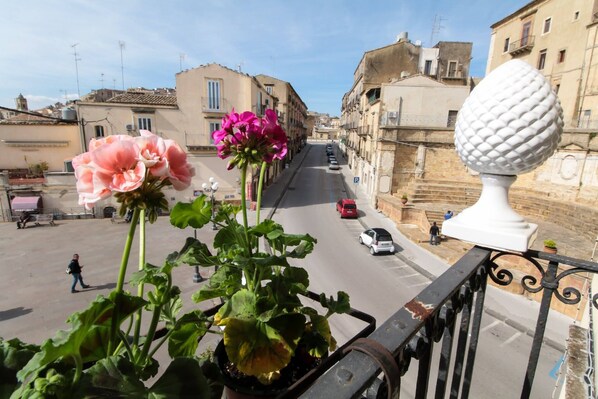 Habitación cuádruple, vista a la ciudad | Vista del balcón