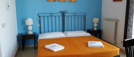 Chambre quadruple, vue sur la ville | Décor unique, bureau, espace de travail pour ordinateurs portables