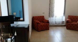 Chambre Quadruple, vue ville | Équipements de la chambre