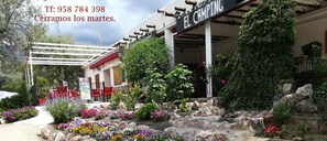 Kahvaltı, öğle yemeği ve akşam yemeği sunulur 