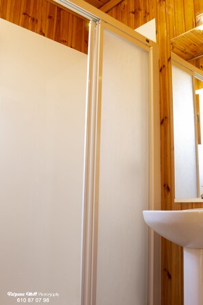 Bungalow, 2 Bedrooms | Bathroom | Towels - Camping Orgiva (Orgiva)