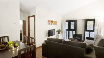 Appartamento, 2 camere da letto | Area soggiorno | TV a schermo piatto, lettore DVD