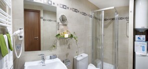 Standard-Apartment | Badezimmer | Kostenlose Toilettenartikel, Haartrockner, Bidet, Handtücher