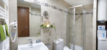 Apartamento estándar | Baño | Artículos de higiene personal gratuitos, secador de pelo, bidé y toallas