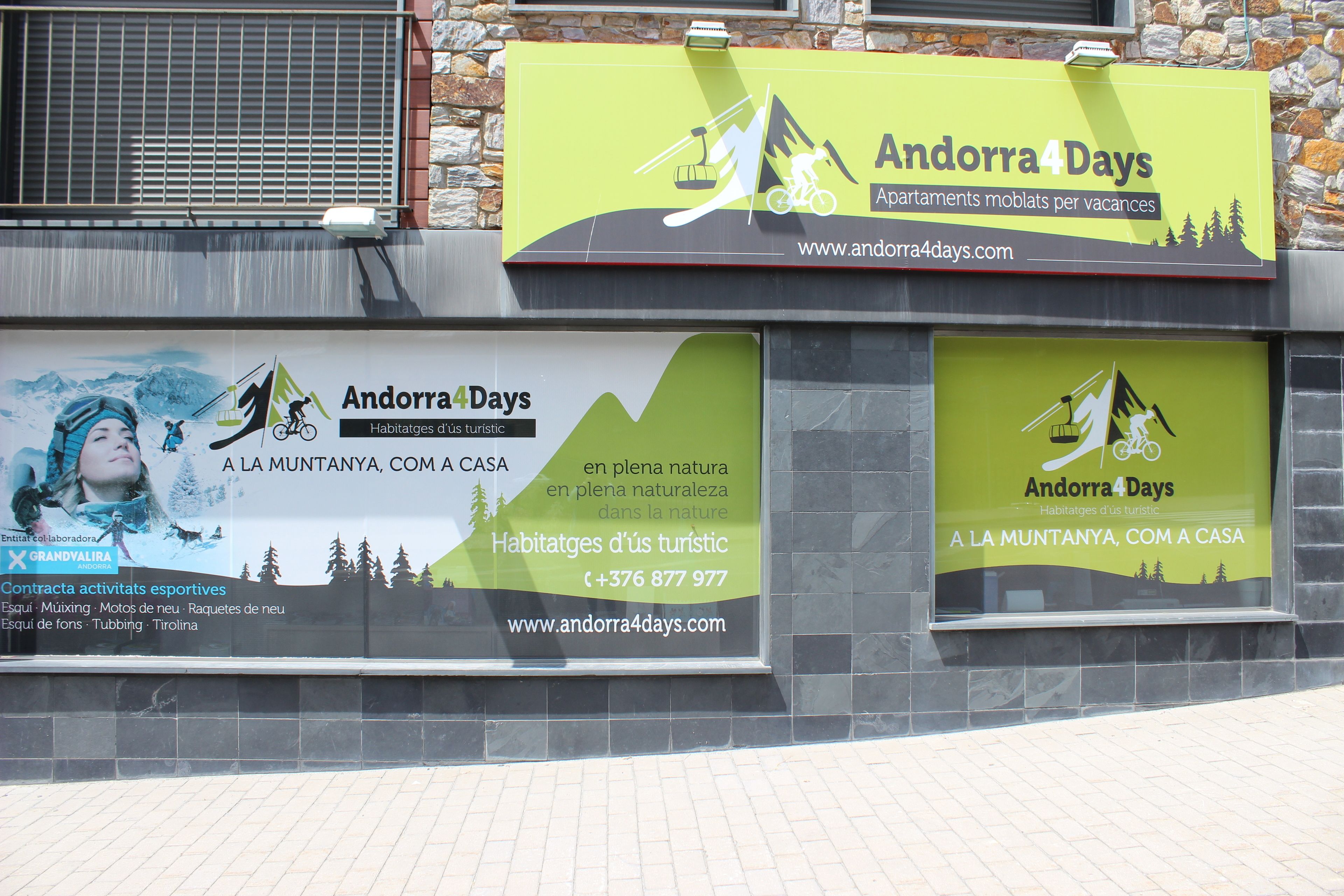 Rakennuksen seinässä on useita Andorra 4 Days -mainoksia.