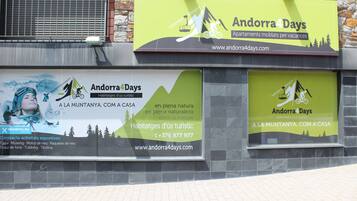 Rakennuksen seinässä on useita Andorra 4 Days -mainoksia.