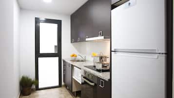 Superior Apartment, 3 Bedrooms (8 pax) | Private kitchen | Fridge, microwave, oven, stovetop