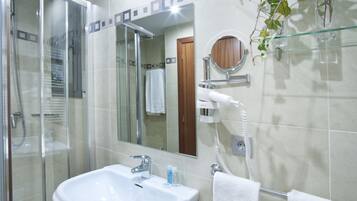 Superior-huoneisto | Kylpyhuone | Ilmaiset hygieniatuotteet, hiustenkuivaaja, bidee, pyyhkeet