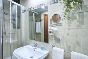 Apartamento superior | Banheiro | Produtos de toalete grátis, secador de cabelo, bidê, toalhas de banho