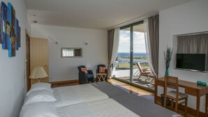 デラックス スイート 2 ベッドルーム バルコニー マウンテンビュー | 高級寝具、デスク、遮光カーテン、防音設備