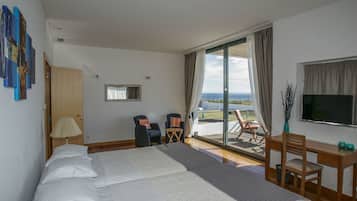 Deluxe Suite, 2 Bedrooms, Balcony, Mountain View | Peralatan tempat tidur premium, meja, langsir/tirai gelap terus