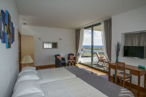 Deluxe Suite, 2 Bedrooms, Balcony, Mountain View | Premium bedding, desk, blackout curtains, soundproofing - Lodge Natur Zen (Ponta Delgada)