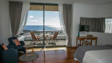 Suite Deluxe, 2 habitaciones, balcón, vista a la montaña | Ropa de cama de alta calidad, escritorio y cortinas blackout