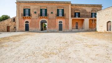 Exclusive Villa | Courtyard view