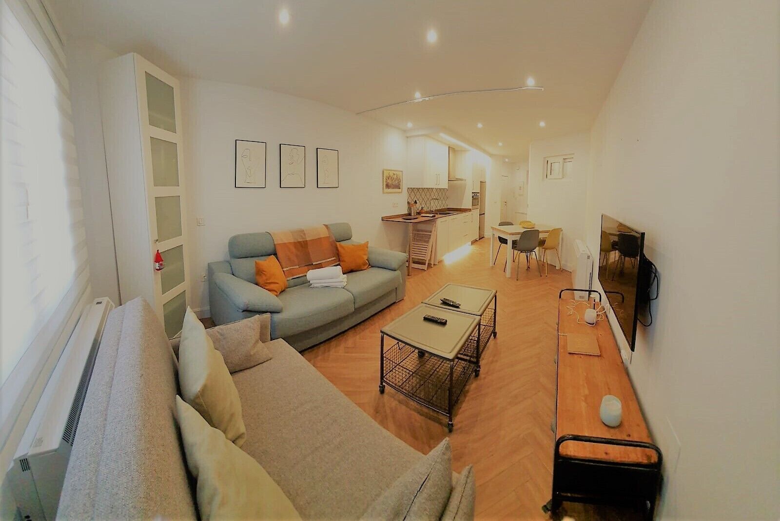 Apartamento, 2 habitaciones, junto a la pista de esquí (Zona baja en la Plaza Principal) | Zona de estar | Televisión de plasma de 32 pulgadas con canales digitales