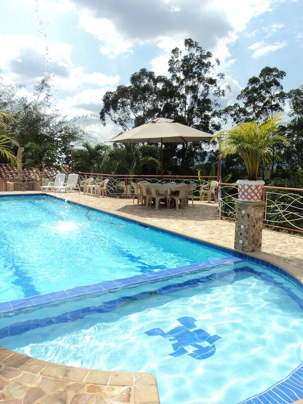 Una piscina al aire libre