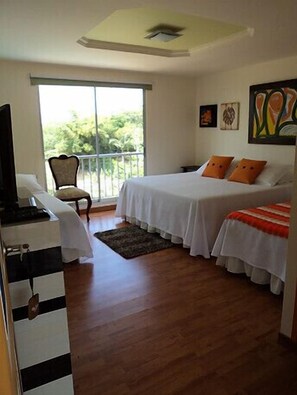 Habitación cuádruple | Escritorio, camas extra y wifi gratis