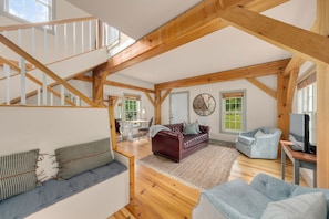 Pines Duplex Suite | Area soggiorno | TV a schermo piatto 38 pollici con canali via cavo, TV